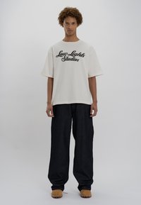 LOW LIGHTS STUDIOS® SHUTTER - Camiseta estampada - ecru