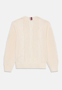 Crème-kleurige gebreide trui met kabelpatronen, geribbelde manchetten en zoom, en gestreepte details bij de achterkant van de hals.