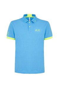 Polo in cotone azzurro chiaro con colletto e maniche verdi. Presenta il logo sul petto e una grafica con il numero sulla manica. Vestibilità classica.