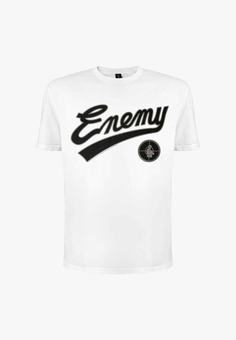 Weißes T-Shirt mit kurzen Ärmeln, vorne mit schwarzem, kursiv geschriebenem "Enemy"-Text und einem Zielsymbol mit der Silhouette einer Person darin.
