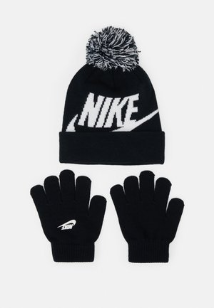 Fekete kötött sapka fehér Nike logóval és pom-pommal a tetején, fekete kötött kesztyűvel, amelyen egy kis fehér Nike logó található.