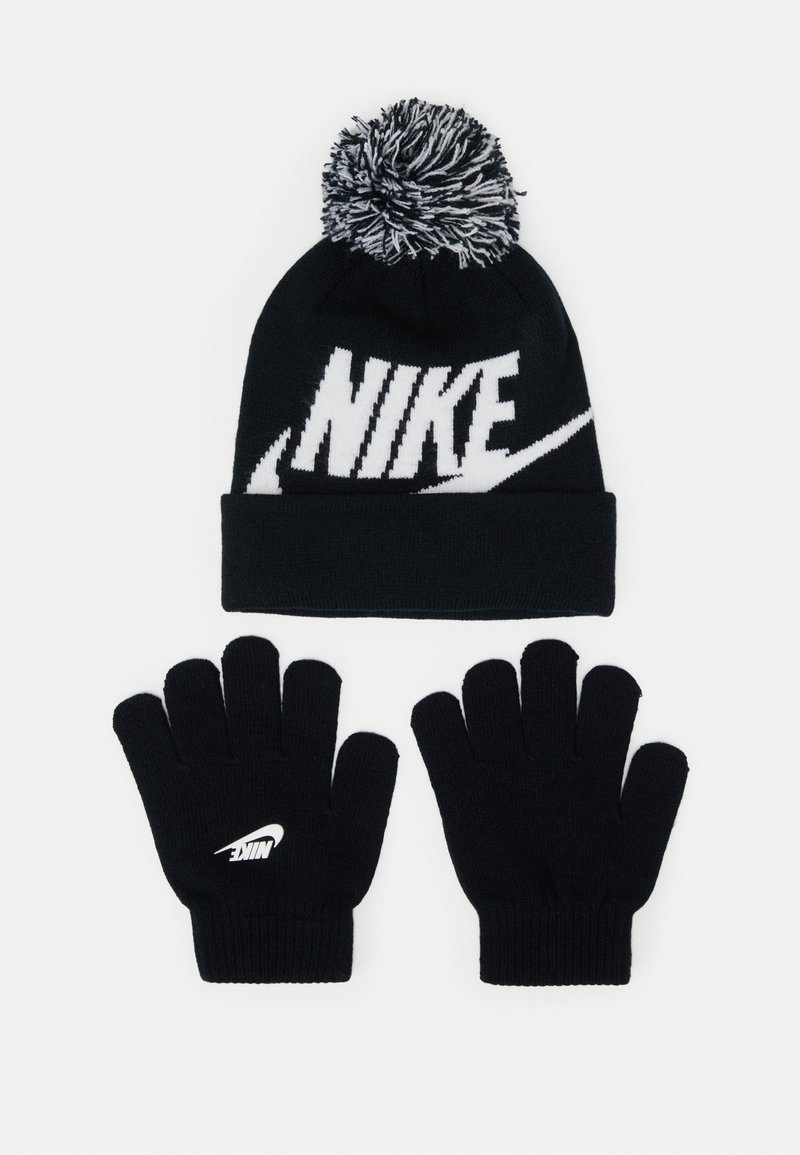Bonnet en tricot noir avec un logo Nike blanc et un pompon sur le dessus, associé à des gants en tricot noirs avec un petit logo Nike blanc.