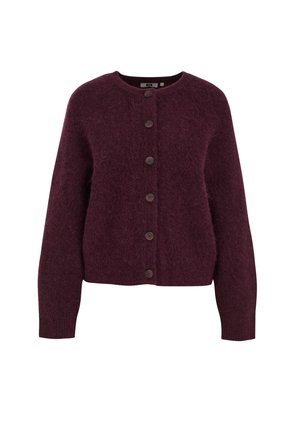 Bordeauxfarbener, strukturierter Cardigan mit langen Ärmeln und rundem Ausschnitt, der vorne mit sieben dunklen Knöpfen versehen ist. Weiches, flauschiges Material.