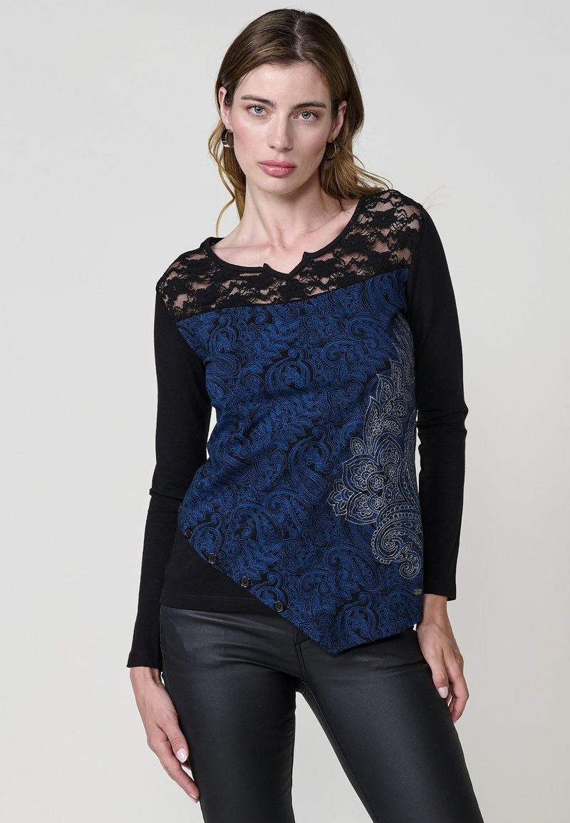 T-shirt à manches longues avec une partie supérieure en dentelle noire et une partie inférieure bleue à motif avec un design cachemire et des accents de boutons.