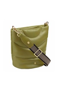 Borsa a tracolla verde in pelle con design curvo a trapuntatura, hardware dorato e una tracolla regolabile a righe. Forma compatta e moderna.
