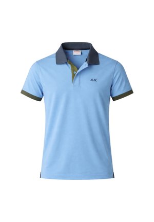 Polo a maniche corte azzurro chiaro con colletto scuro, patta interna verde, polsini verdi e piccolo logo nero sul petto.