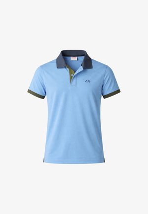 Polo a maniche corte azzurro chiaro con colletto scuro, patta interna verde, polsini verdi e piccolo logo nero sul petto.