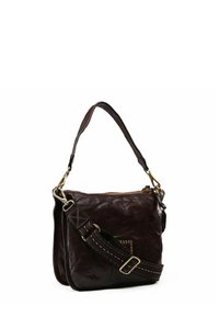 Borsa a spalla in pelle marrone scuro con tracolla in tessuto a strisce regolabile e hardware dorato, con un piccolo dettaglio di toppe borchiate.