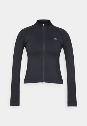 Schwarze Sportjacke mit Reißverschluss, die einen hohen Kragen, einen figurbetonten Schnitt, kontrastierende strukturierte Einsätze und das Markenlogo auf der linken Seite aufweist.