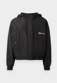 Čierna skrátená bomber bunda z nylonu, s kapucňou, elastickými manžetami, sťahovaním v páse na šnúrku a vystúpeným logom na ľavej hornej strane.