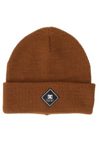 Bruine geribbelde gebreide beanie met een omgeslagen boord, voorzien van een zwart ruitvormig logo-opdruk met witte tekst aan de voorkant. Zachte textuur.