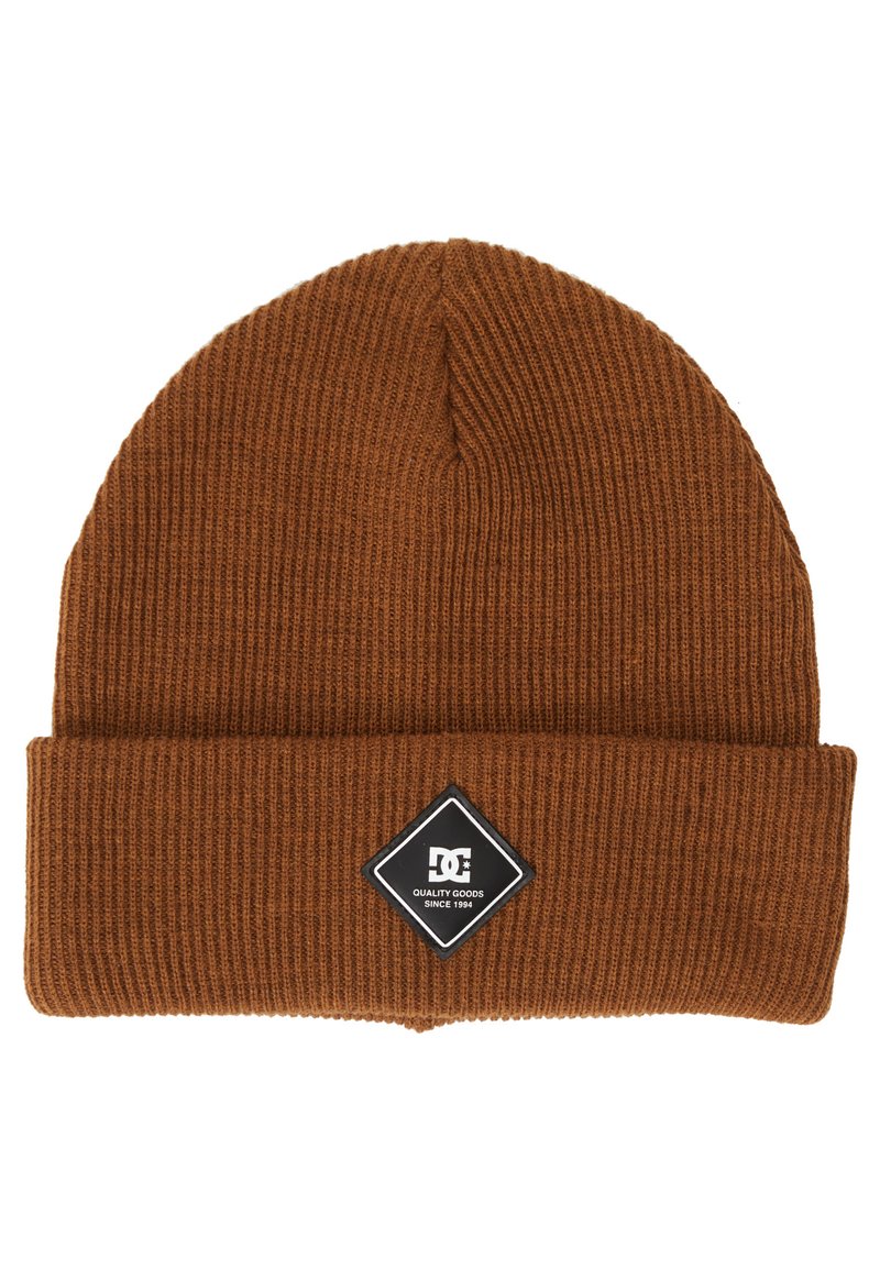 Bruine geribbelde gebreide beanie met een omgeslagen boord, voorzien van een zwart ruitvormig logo-opdruk met witte tekst aan de voorkant. Zachte textuur.