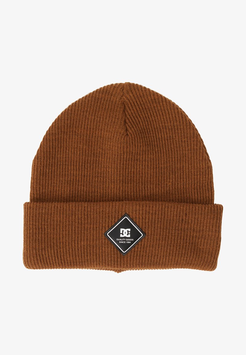 Bruine geribbelde gebreide beanie met een omgeslagen boord, voorzien van een zwart ruitvormig logo-opdruk met witte tekst aan de voorkant. Zachte textuur.