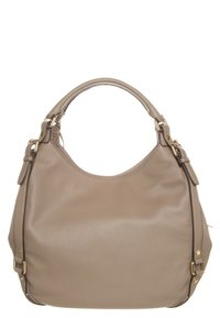 Bolso de cuero marrón con forma redondeada, que presenta herrajes en tono dorado y una sola asa curvada. Textura suave con un detalle mínimo.