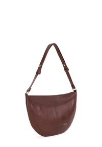 Braune Leder-Umhängetasche mit verstellbarem Riemen und dezenten Nähten, vorne mit kleinem goldfarbenem "nat & nin"-Logo.