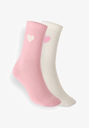 Twee paar crew-sokken: één roze met een lichtroze hartontwerp en één wit met een lichtroze hartontwerp, voorzien van een geribbelde textuur.
