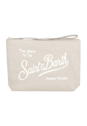 Bustina beige con cerniera e cinturino da polso, testo stampato: "The place to be Saint Barth Summer Paradise" in carattere bianco.