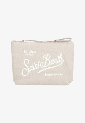 Bustina beige con cerniera e cinturino da polso, testo stampato: "The place to be Saint Barth Summer Paradise" in carattere bianco.