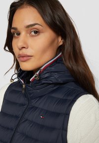Tommy Hilfiger HERITAGE - Waistcoat - desert sky