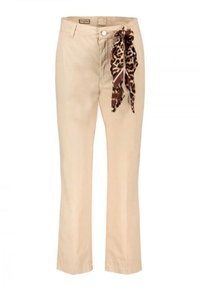 Pantaloni beige a gamba dritta in cotone, con tasca frontale, chiusura con bottone e una sciarpa a fantasia leopardata legata in vita.