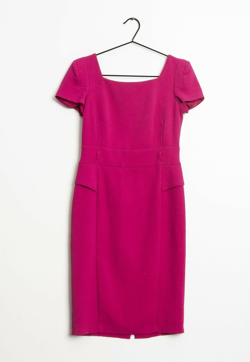 Robe fuchsia avec des manches courtes à volants, décolleté carré, corsage ajusté et deux poches avant, fabriquée en tissu texturé.