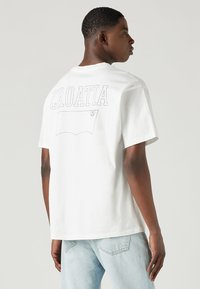 Levi's® FOOTBALL FAN TEE UNISEX - Apdrukāts T-krekls - white