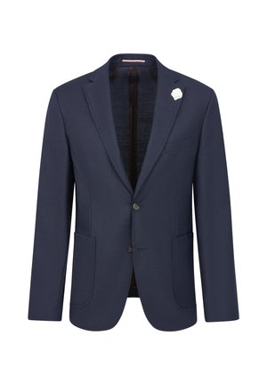 Marineblau strukturierter Blazer mit zwei Fronttaschen, zwei Knöpfen und einem weißen Reversblumenakzent. Der offene Kragen zeigt ein dunkles Innenfutter.