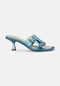 Mules de tacón alto metálicos en azul con una amplia correa que cuenta con dos hebillas decorativas, punta abierta y un tacón cónico afilado. Textura suave.