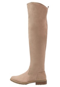 Botas beige hasta la rodilla hechas de suave ante, con punta redonda, un tacón bajo y apilado, y un acabado liso con mínimos detalles de costura.