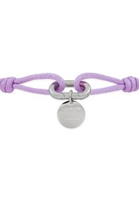 Bracciale in corda intrecciata viola con chiusura in metallo argentato e ciondolo circolare con la scritta "CPH STUDIOS." Texture liscia con dettagli annodati.