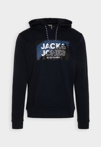 Námořnická modrá mikina s kapucí s předním grafickým potiskem "JACK & JONES" na černém pozadí. Obsahuje stahovací kapuci a pružné manžety.