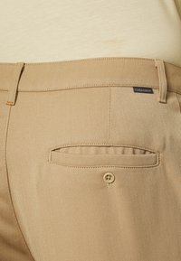 icebreaker MERINOM BERLIN - Träningsshorts - MEDIUM BEIGE