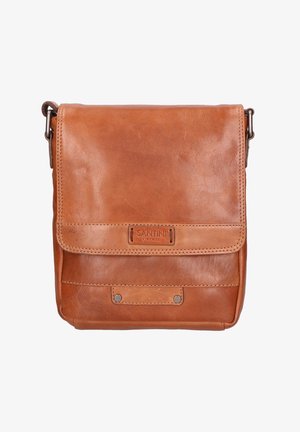 Tan leren schoudertas met een klep sluiting. Voorzien van een gegraveerd logo, metalen studs en contrasterende stiksels. Compact rechthoekig ontwerp.