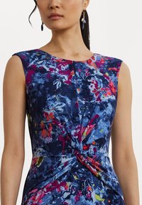Abito senza maniche in blu navy con un motivo floreale multicolore. Presenta un dettaglio intrecciato in vita e una texture liscia.