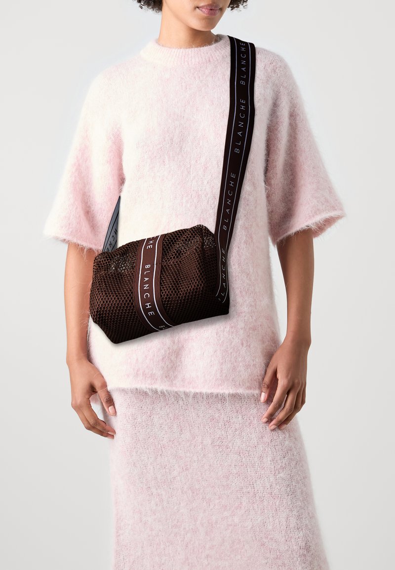 BLANCHE CROSSOVER BAG - Torba čez telo - hot fudge