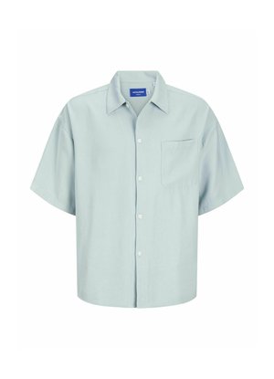 Īsām piedurkņu krekls gaiši piparmētru zaļā krāsā, ar apkakli, priekšējo pogu aizdari un kreisā krūšu kabatu. Gluda auduma struktūra ar brīvu piegriezumu.