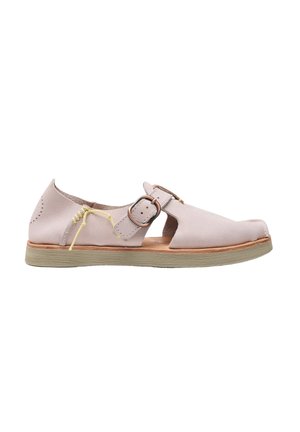 Zapato plano de cuero rosa claro con hebilla lateral, abertura cerca del arco, detalles cosidos y suela de goma.