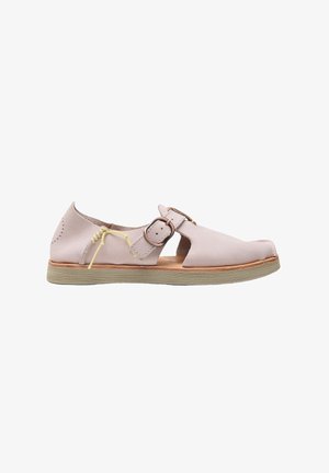 Zapato plano de cuero rosa claro con hebilla lateral, abertura cerca del arco, detalles cosidos y suela de goma.