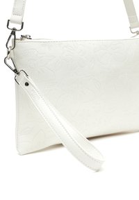 Borsa a pochette in pelle bianca goffrata con motivi floreali, tracolla rimovibile, chiusura a zip e superficie liscia.