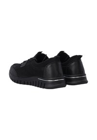 Sorte ruskind og læder sneakers med en struktureret overflade, der har en afrundet form, snørelukning og en sølvaccent på sålen.