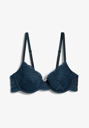 Soutien-gorge en dentelle bleu marine avec coques moulées, bordure festonnée et bretelles réglables. Il présente un design à motifs complexes et une texture douce.