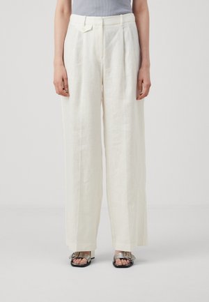 By Malina MYA DOUBLE PLEAT WIDE PANTS - Stoffhose - white