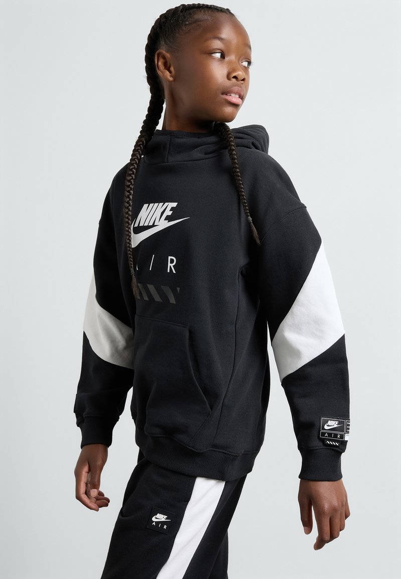 Zwarte hoodie met witte accenten, met een centraal Nike-logo en de tekst "AIR". Gemaakt van zachte stof met een voorvak en een capuchon met trekkoord.