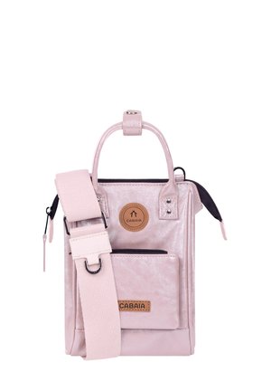 Kleine hellrosa rechteckige Tasche mit oberen Griffen, vorderer Reißverschlusstasche, breitem verstellbarem Schulterriemen und Cabaia Markenlogos.