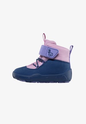 Hoog model kinderschoen in roze en marineblauw met paarse band met hertafbeelding en trekriempjes op de tong en hak.