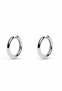 Orecchini a cerchio in argento con una finitura liscia e lucida. Design arrotondato, apertura nella parte superiore per una vestibilità più facile. Estetica semplice e moderna.