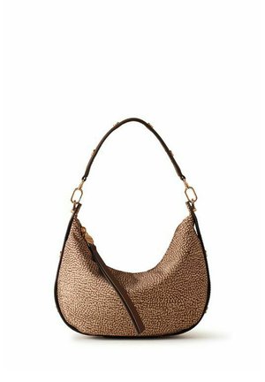 Sac à main marron texturé en forme de croissant avec une bandoulière unique et des ferrures dorées.