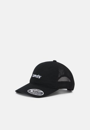Schwarze Baseballkappe mit weißem Levi's-Logo vorne, Netzrückenteilen und gebogenem Schirm mit einem "110"-Aufkleber.