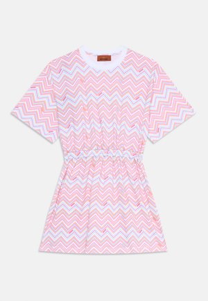 Korte mouwen jurk met een roze en witte zigzagpatroon, elastische tailleband en een casual snit. Gemaakt van lichtgewicht stof.