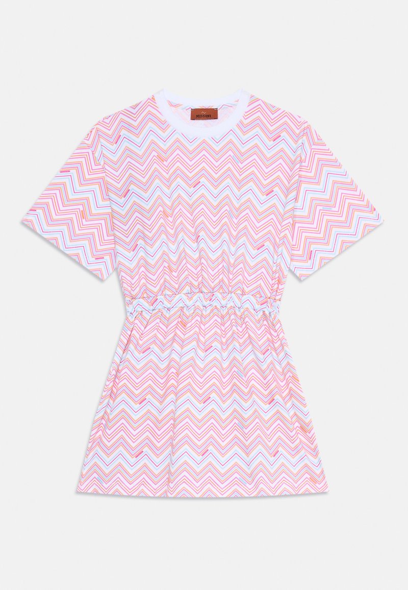 Kortärmad klänning med ett rosa och vitt zigzag-mönster, elastisk midja och en avslappnad passform. Tillverkad av lättviktsmaterial.